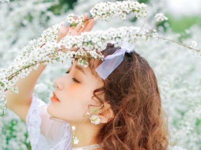 女神中长烫发发型 惊艳了似水年华