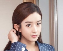 西装裙搭配什么样的发型好看 赵丽颖直发搭配西装裙开启霸道总裁模式