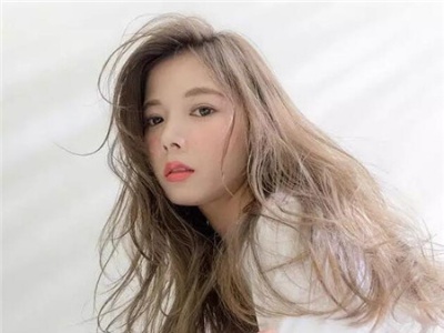 中长发烫什么发型好看 秋冬烫染发发型推荐