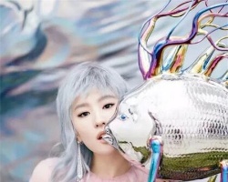 适合白肤色的发色 精致甜美如精灵