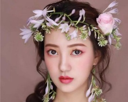 带有花饰韩式新娘发型 浪漫唯美简直就是花仙子
