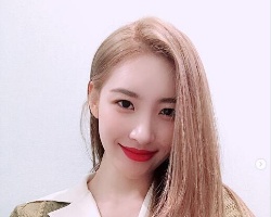 今年流行趋势的女生发型 全新发型和发色让你美一年