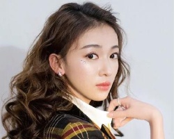 适合秋季的女生卷发发型 浪漫长卷发肯定是你的首选