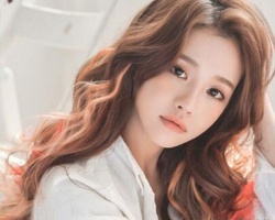 适合大脸女生的发型 头发微卷让你秒变小脸型