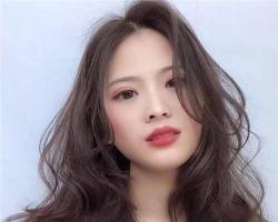 烫发就烫“满头烫” 蓬松减龄显脸小