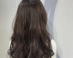 女生最近流行烫什么发型 时髦长卷发不老气超减龄