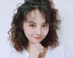头发少的女生适合烫什么发型 首推时髦羊毛卷让你发量爆棚