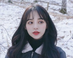 长头发女生怎样打理好看 黑发色微卷造型自然唯美