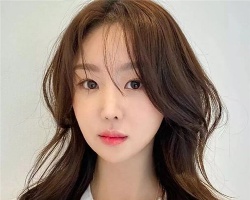 好看的女生中长发 网红同款发型展现别致的时尚美感
