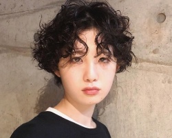 女生短发适合烫什么卷 爆炸小卷时髦洋气潮女必备