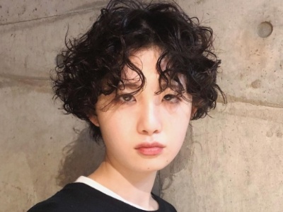 女生短发适合烫什么卷 爆炸小卷时髦洋气潮女必