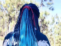 女生脏辫怎么扎好看 彩色发带脏辫扎发非常酷