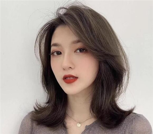大脸女生适合什么短发 辛芷蕾版过间“狼发”很流行