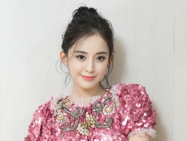 鹅蛋脸女生弄什么头发好看 换个新发型变美不止一点点
