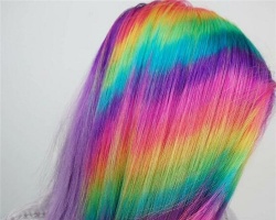 女生非主流染发设计 混搭彩虹色惊艳的让人难以置信
