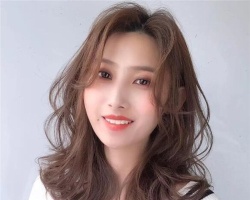 中长女生烫发发型 显瘦显温柔又迷人