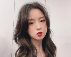 新款女生卷发推荐 “不出卷”发型灵动迷人