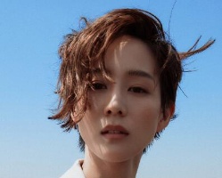 张钧甯3公分耳上短发搞叛逆？女神4招完美诠释优雅男孩味，这招怎么吹都不怕乱