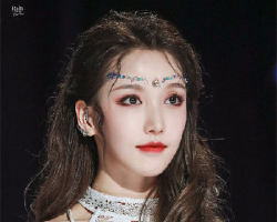 姜贞羽造型美翻天 又妖又媚简直是希腊女神