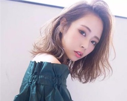日系空气烫短发 性感女人味十足