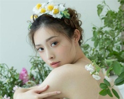 气质清新森系盘发 打造清纯文雅美少女