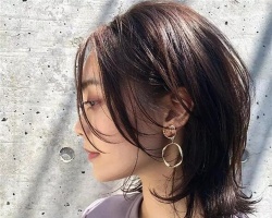 带点层次的中长发 不想变时髦都不行