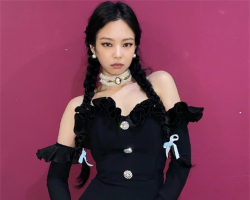 Jennie双马尾造型 演绎不一样的时尚