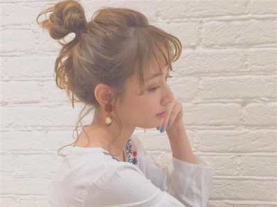 扁头怎么扎丸子头好看 丸子头两边鬓角怎么卷