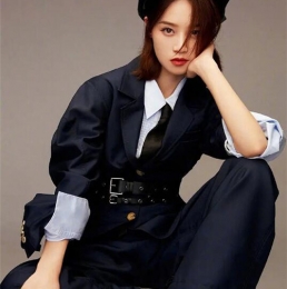 蓝盈莹鱼尾长裤造型散发成熟女性魅力