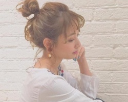 丸子头怎么弄出蓬松感 蓬松慵懒丸子头教程
