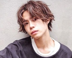 头发粗硬的男生适合什么发型 适合粗硬发质的男生发型和发色