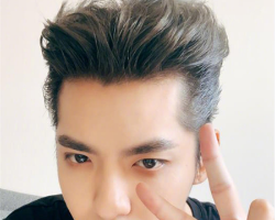 吴亦凡双倍自拍造型 all back发型真的帅翻了