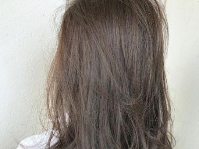 棕色长发卷发发型 时尚又显白气质爆表