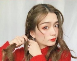 女生怎么扎辫子显的可爱 双麻花辫公主头扎法一定要学会