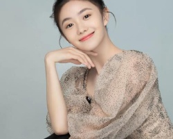 刘浩存表情包大片 扎上丸子头一秒拉回元气少女