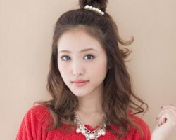 半扎丸子头怎么扎好看 半丸子头扎法步骤图解
