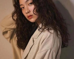 长发女生烫什么发型好看 羊毛卷烫发是首选发型