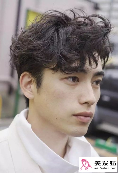 男生烫发怎么打理帅气 养眼新颖的男生卷发