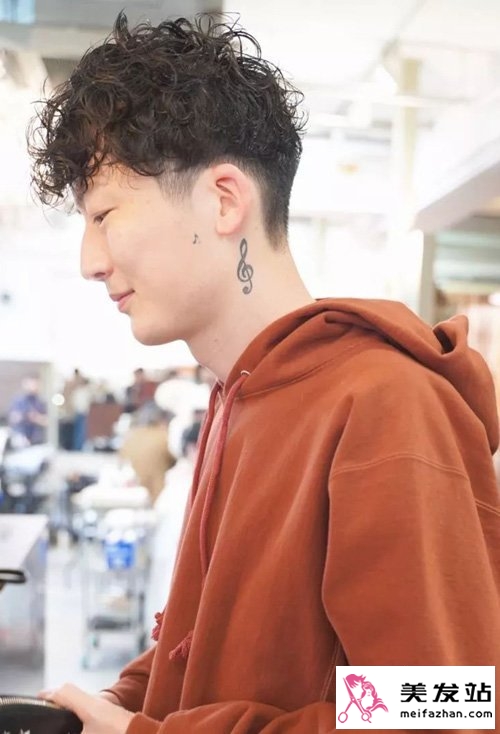 男生烫发怎么打理帅气 养眼新颖的男生卷发