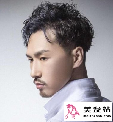 2018年油头还是主流吗 55度油头烫发回溯男生时尚