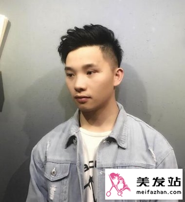 2018年油头还是主流吗 55度油头烫发回溯男生时尚