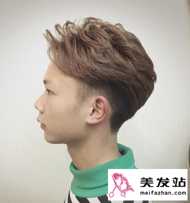 2018年油头还是主流吗 55度油头烫发回溯男生时尚