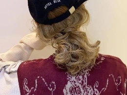 女生戴帽子发型扎法 戴帽子扎头发时尚感满分