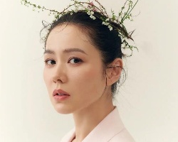 孙艺珍春日繁花大片写真造型 黑色发丝或盘起或披散仿若仙女