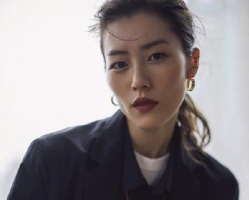 刘雯户外休闲风写真造型 全黑套装look又A又飒