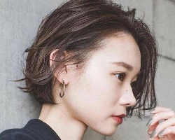 女生日系短发正流行 造型随意凹诠释时髦范