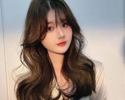长卷发女生怎么分好看 气质女神就选这款发型