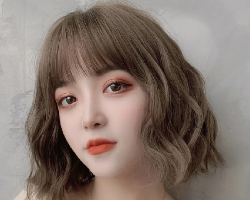 短发女生怎么烫头发显年轻 波纹烫发减龄又仙气