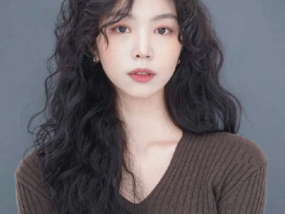 女生羊毛卷正火热 完美修饰头型脸型