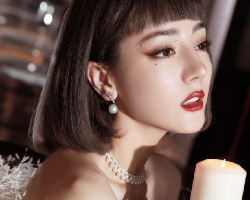 迪丽热巴短发发型写真 复古波波头搭配羽毛披风楚楚动人